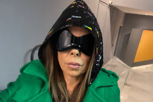 Άντζελα Δημητρίου: Με look... Batwoman, δηλώνει ότι δεν υπάρχει έρωτας με τον ΛΕ-ΠΑ