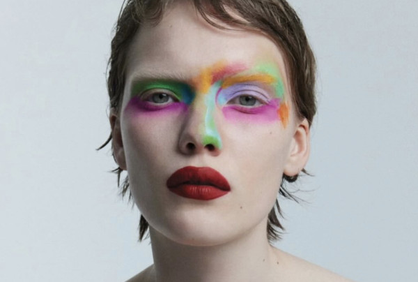 Αντίο στο καφέ και το μπορντό: Αυτό το makeup trend ανατρέπει τους κανόνες του φθινοπώρου