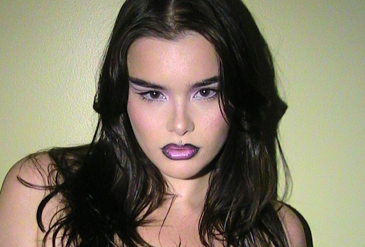 Purple Lipstick Trend: Η εκπληκτικά φορέσιμη εκδοχή του goth makeup