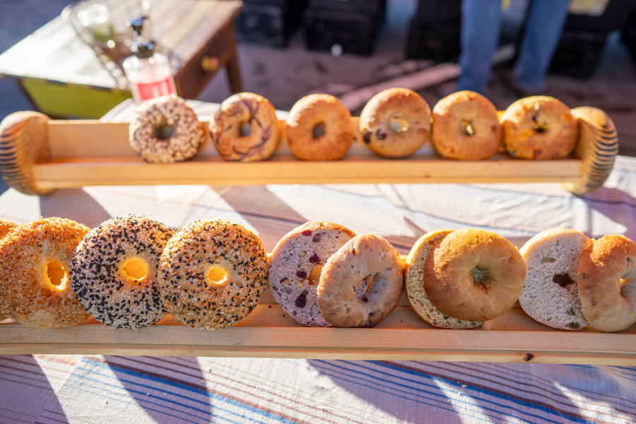 Δοκιμάσαμε τη σούπερ απλή συνταγή για ζύμη bagel με 2 υλικά - Θα την λατρέψεις και συ!