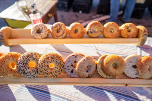 Δοκιμάσαμε τη σούπερ απλή συνταγή για ζύμη bagel με 2 υλικά - Θα την λατρέψεις και συ!