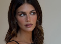Το Micro-French μανικιούρ της Kaia Gerber είναι η πιο σικ έμπνευση για το Φθινόπωρο