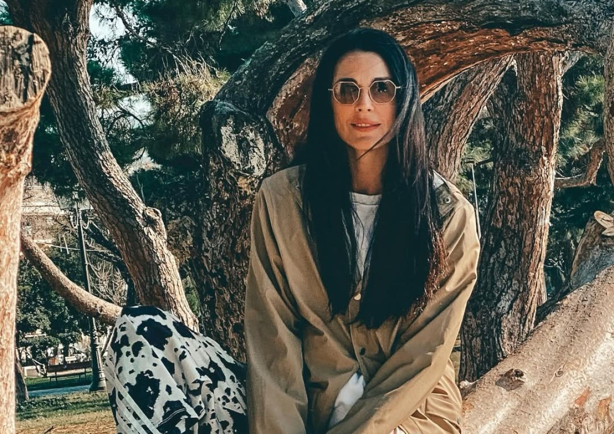 Η Ιωάννα Τριανταφυλλίδου φόρεσε το παπούτσι των μαθητικών μας χρόνων που κάνει δυναμικό comeback στις τάσεις φέτος