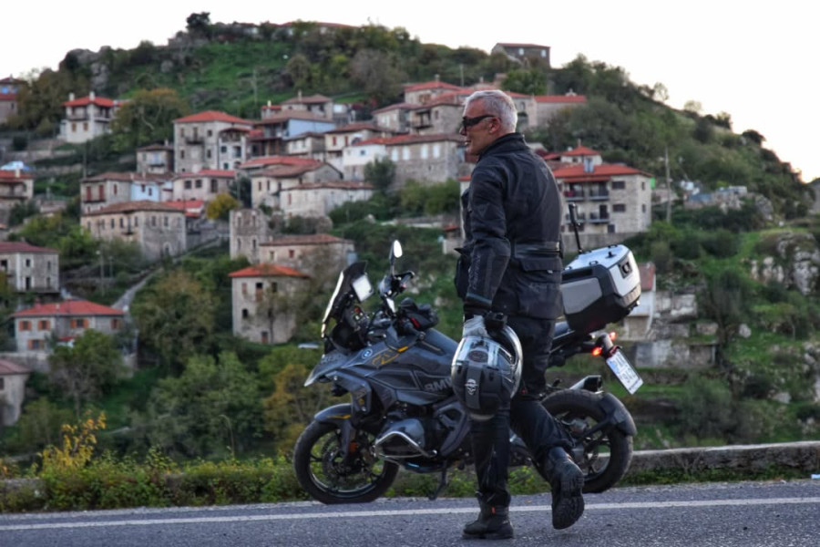 Στέλιος Ρόκκος: Ζει τη δική του «Επικίνδυνη αποστολή» αλλά όχι με μηχανή! Μαντεύεις πού πήγε;