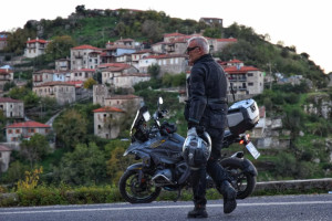 Στέλιος Ρόκκος: Ζει τη δική του «Επικίνδυνη αποστολή» αλλά όχι με μηχανή! Μαντεύεις πού πήγε;