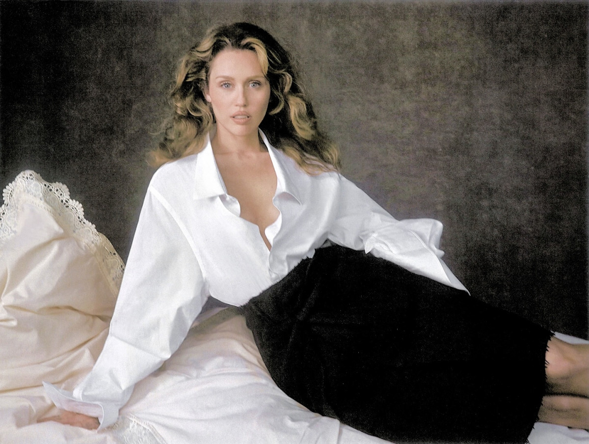 Curls and golden blonde: Η Miley Cyrus αποκαλύπτει το πιο κοντό της κούρεμα εδώ και 10 χρόνια