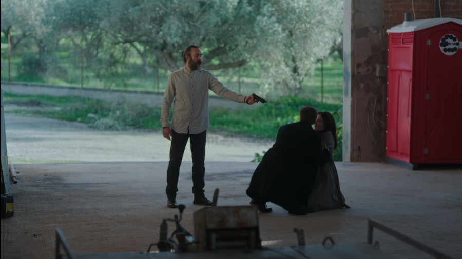 Μια νύχτα μόνο: Ο Οδυσσέας σώζει την Αρετή από τον παρανοϊκό φωτογράφο