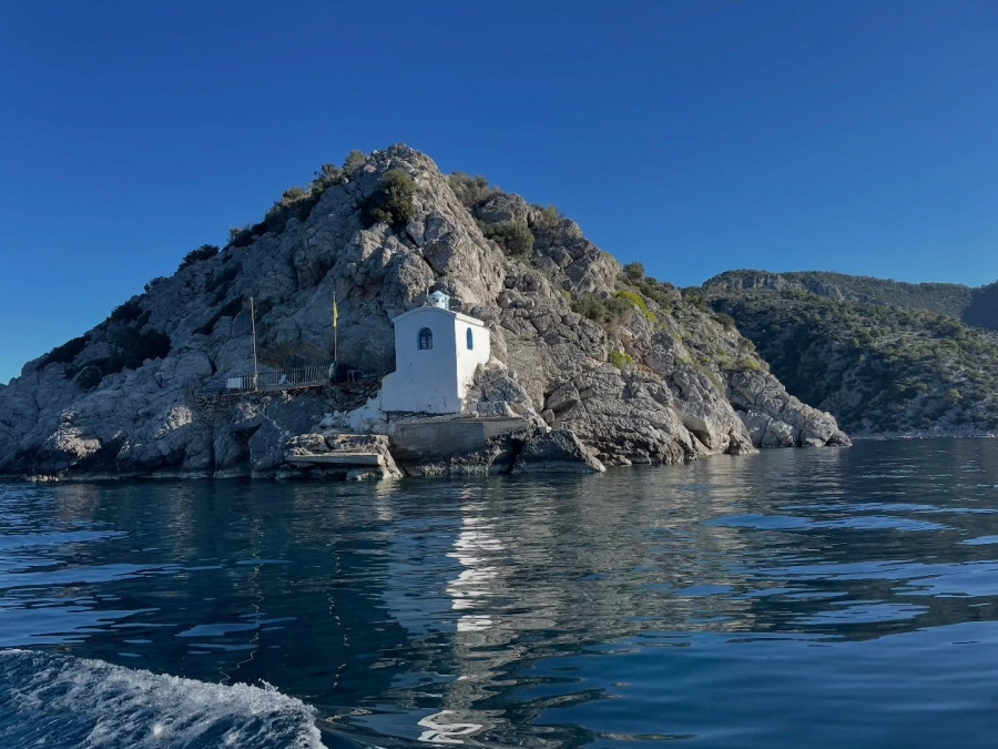 Κρασοπαναγιά: Το πιο απομονωμένο εκκλησάκι της Παναγίας κρύβεται στα βράχια των Μεθάνων