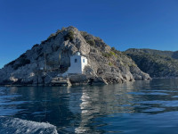 Κρασοπαναγιά: Το πιο απομονωμένο εκκλησάκι της Παναγίας κρύβεται στα βράχια των Μεθάνων