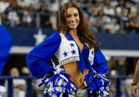 Η μαζορέτα των Dallas Cowboys, Abby, γίνεται viral στο TikTok για τη συντήρηση των pom-pom