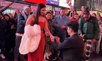 Η Bollywood πρόταση γάμου που μάγεψε την Times Square κι έγινε Viral