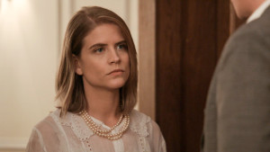 Grand Hotel: H Αλίκη είναι σοκαρισμένη από την ερωτική εξομολόγηση του Άρη και η Φρίντα τα ακούει όλα!