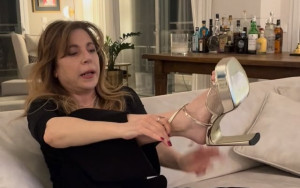 Δήμητρα Παπαδοπούλου: Έκανε...test drive σε iconic πέδιλα Jimmy Choo για το ρεβεγιόν αλλά τελικά έβαλε...