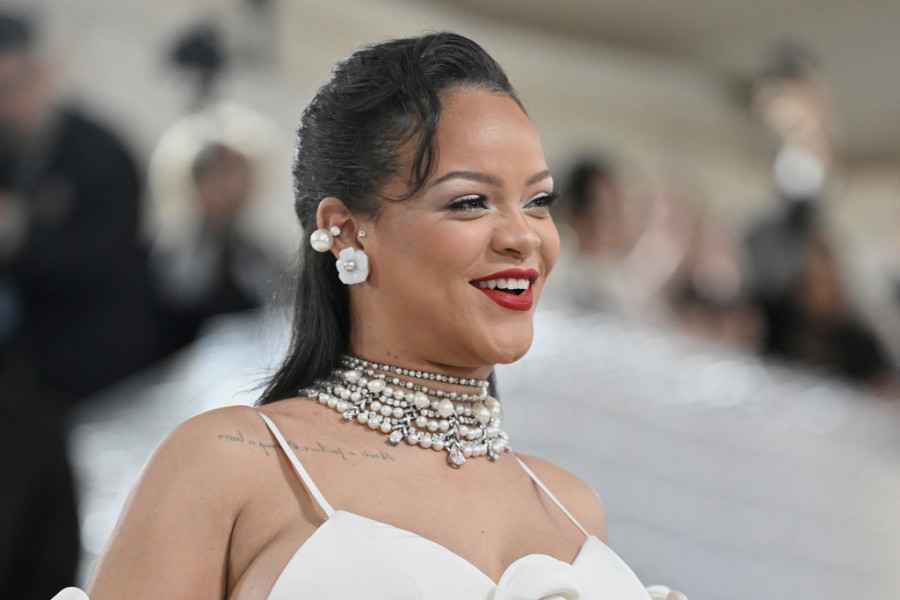 Το matte black French mani της Rihanna είναι ό,τι πιο cool έχουμε δει αυτή την άνοιξη