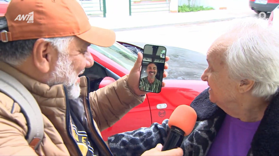 Όταν ο Γρηγόρης Αρναούτογλου συνάντησε τη μαμά του Γιώργου Καπουτζίδη και τα είπαν σε ένα... παγκάκι