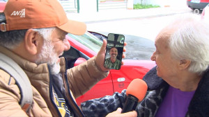 Όταν ο Γρηγόρης Αρναούτογλου συνάντησε τη μαμά του Γιώργου Καπουτζίδη και τα είπαν σε ένα... παγκάκι