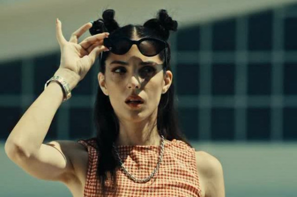 Άννα Μαρία Βέλλη: Οδηγός ταξί την έβρισε χυδαία που σταμάτησε σε πορτοκαλί φανάρι και τον προκαλεί να την κυνηγήσει νομικά