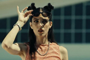 Άννα Μαρία Βέλλη: Οδηγός ταξί την έβρισε χυδαία που σταμάτησε σε πορτοκαλί φανάρι και τον προκαλεί να την κυνηγήσει νομικά