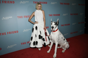 Η Naomi Watts με total look πασαρέλας από τον Jacquemus