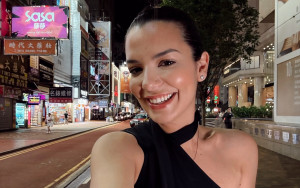 Νικολέττα Ράλλη: Δείχνει μόνη στο Hong Kong, αλλά δεν είναι. Η φωτό που την πρόδωσε