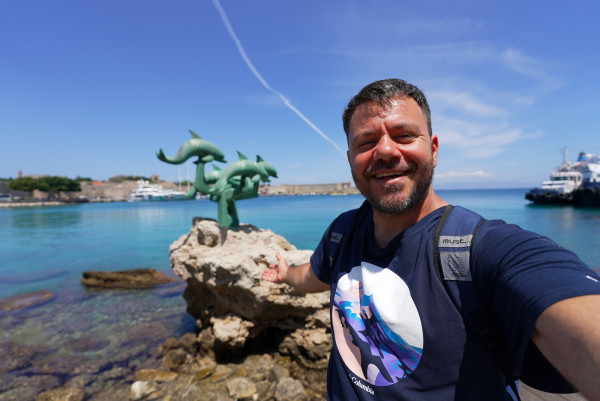 Happy Traveller: Ο Ευτύχης και τα κορίτσια του ταξιδεύουν στο νησί των Ιπποτών, τη Ρόδο
