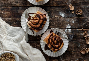 Νηστίσιμα γλυκά: Ρολά κανέλας με χαλβά