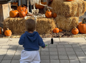 Η Hailey Bieber έντυσε τον γιο της... Justin Bieber και έριξε το Instagram με πάνω από 3,7 εκατομμύρια likes