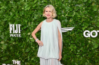 Στα 57 της, η Naomi Watts υιοθετεί το τέλειο καρέ για τα γκρίζα μαλλιά της