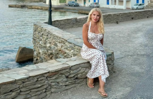 Ελένη Μενεγάκη: Επιβεβαιώνει ότι καλοκαίρι για εκείνην ίσον καλό φαγητό, παραλία και κανένα φίλτρο στις φωτογραφίες της