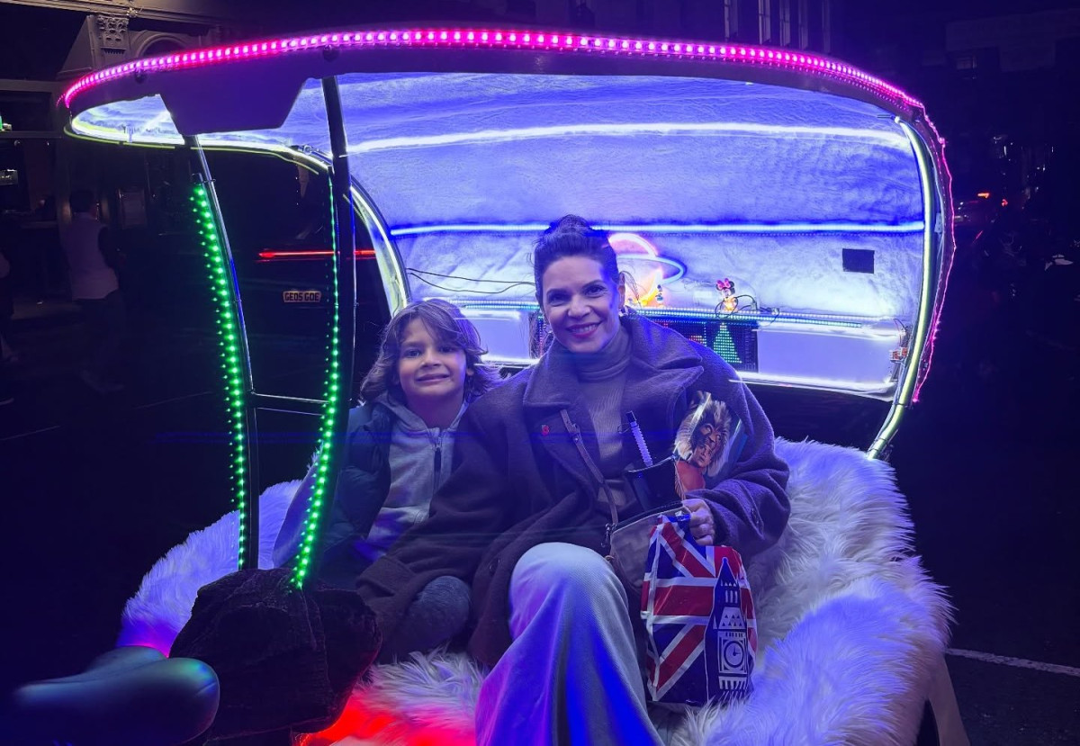 Μαρίνα Ασλάνογλου: Με τον γιο της στο Λονδίνο. Τι έκαναν και ποια παράσταση είδαν;