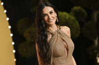 Η Demi Moore αποχωρίστηκε για λίγο τα χαρακτηριστικά μακριά μαλλιά της για ένα αναπάντεχο καρέ