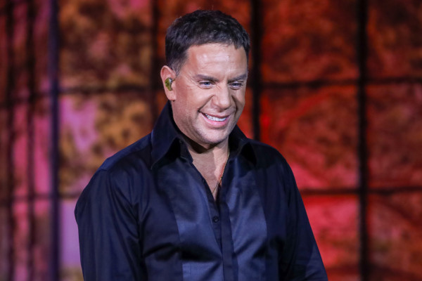 Πώς αντέδρασε ο Μαζωνάκης όταν είδε στο κοινό στενό του φίλο; (Αποκλειστικό)