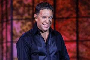 Πώς αντέδρασε ο Μαζωνάκης όταν είδε στο κοινό στενό του φίλο; (Αποκλειστικό)