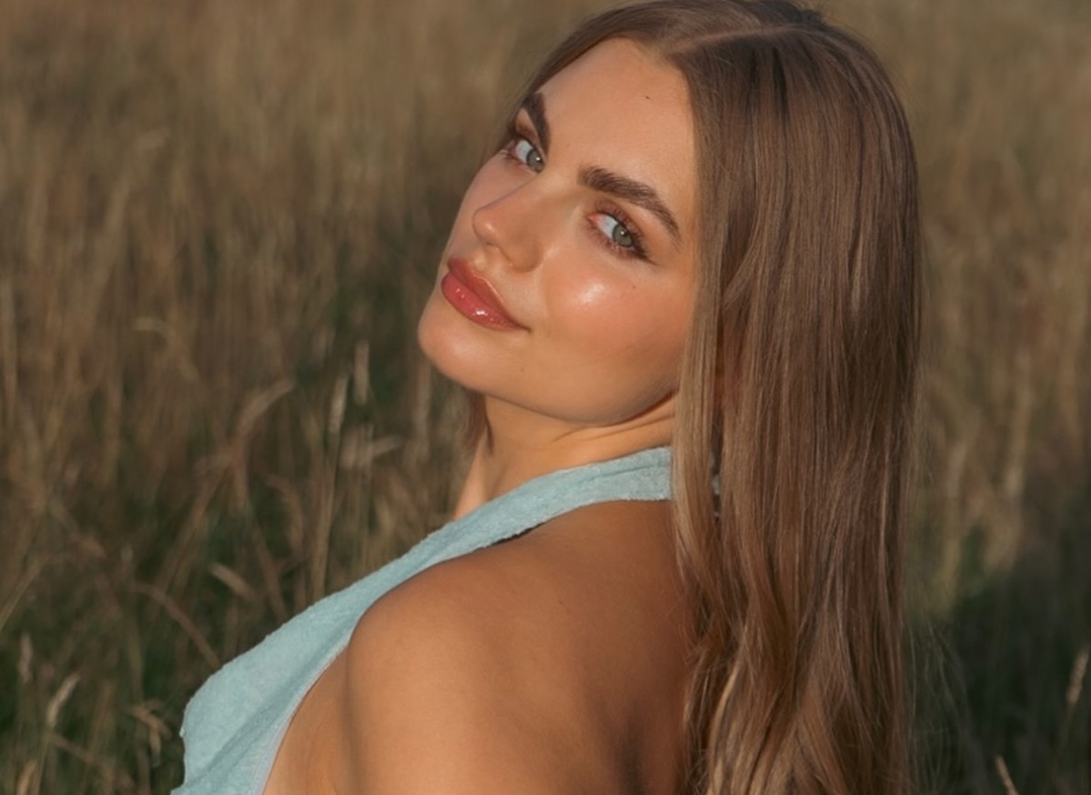 Burgundy eyes: Η τάση σε μάσκαρα και eyeliner που επισκιάζει το κλασικό μαύρο