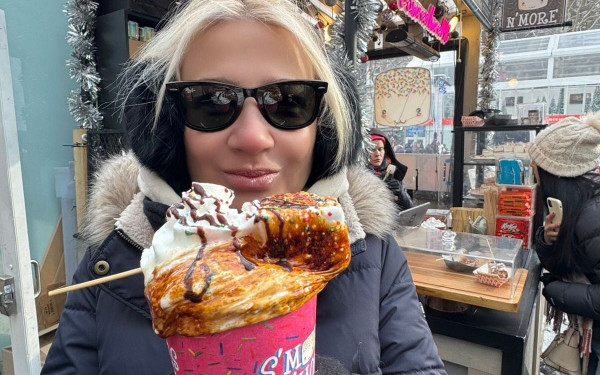 Φαίη Σκορδά: Τι κάνει αυτές τις μέρες στη Νέα Υόρκη; Κατά βάση, τρώει, ξυλιάζει και βλέπει Μουσεία