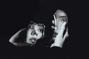 Mirror Theory: Μήπως αυτά που μας ενοχλούν στους άλλους είναι καθρέφτης του εαυτού μας;