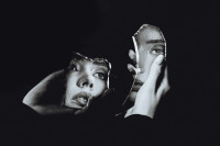 Mirror Theory: Μήπως αυτά που μας ενοχλούν στους άλλους είναι καθρέφτης του εαυτού μας;