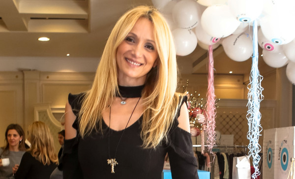 Ναταλί Κάκκαβα: Δεν έχει τέλος η γλωσσοφαγιά! Έπεσε από τις σκάλες του σπιτιού της (και το κατέγραψε η κάμερα ασφαλείας)