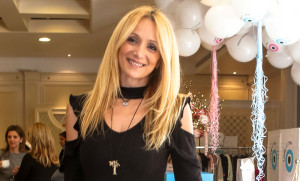 Ναταλί Κάκκαβα: Δεν έχει τέλος η γλωσσοφαγιά! Έπεσε από τις σκάλες του σπιτιού της (και το κατέγραψε η κάμερα ασφαλείας)