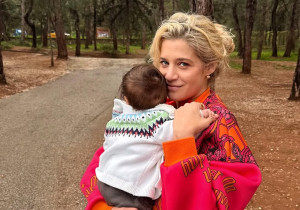 Τζένη Θεωνά: Έκοψαν βασιλόπιτα στην πολυκατοικία της και όλοι θέλουν να μάθουν πού μένει!