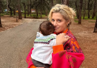 Τζένη Θεωνά: Έκοψαν βασιλόπιτα στην πολυκατοικία της και όλοι θέλουν να μάθουν πού μένει!