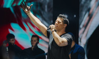 Θοδωρής Φέρρης: Ε ρε πείνα! Διέκοψε για λίγο τη συναυλία του στη Ρόδο για να φάει μπέργκερ στη σκηνή