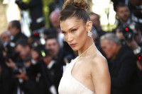 Η Bella Hadid υιοθέτησε το cottagecore στυλ με καρό μπικίνι