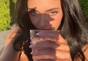 H Kylie Jenner πήγε το ανοιξιάτικο floral mani ένα luxurious και γυαλιστερό βήμα παραπέρα!