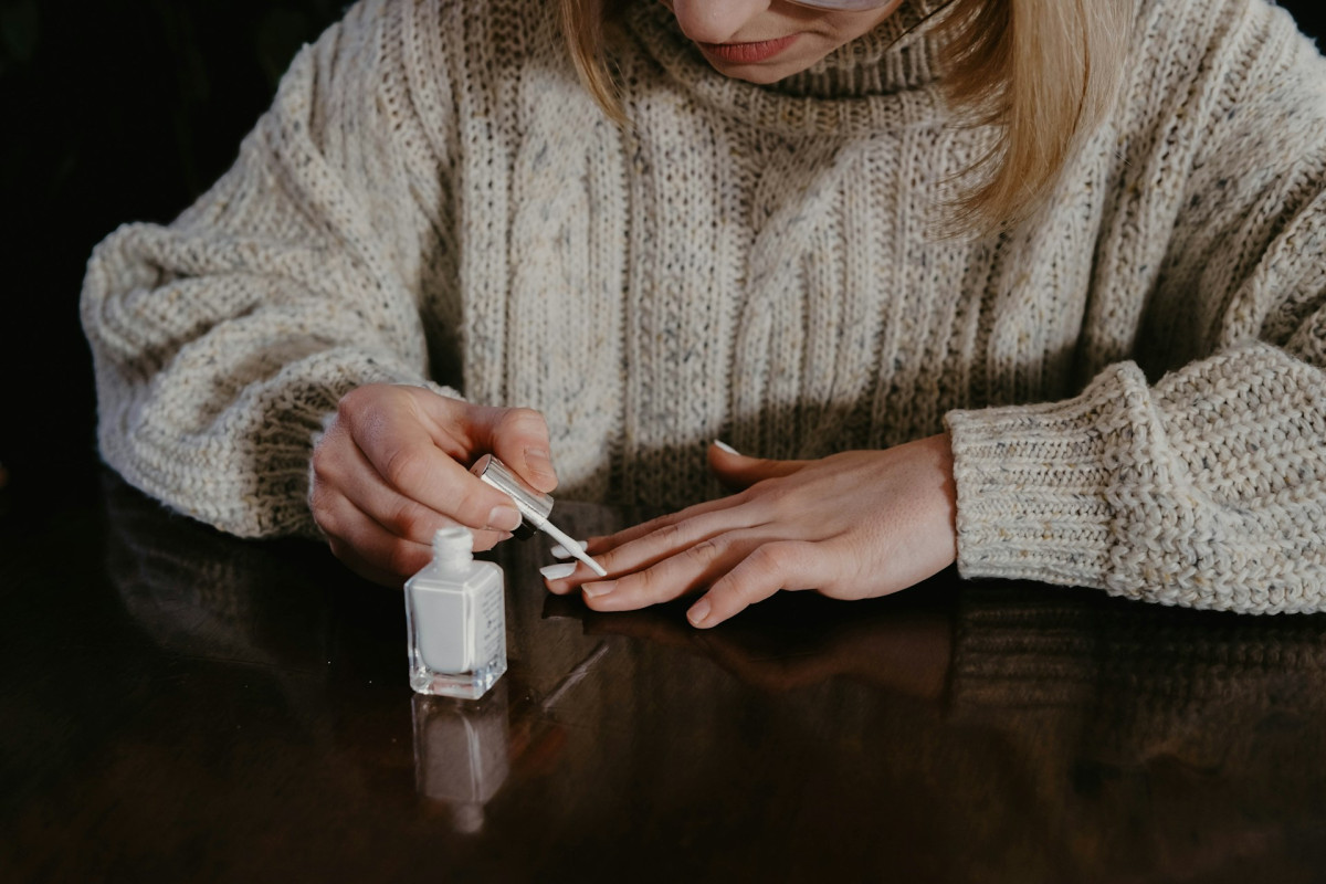DIY μανικιούρ στο σπίτι: Τι να προσέξεις για να διαρκεί περισσότερο