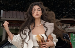 Party Girl Hair: Το αβίαστα κομψό χτένισμα που θα κυριαρχήσει στο τέλος της χρονιάς
