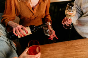 Spring wine guide: Τα κρασιά που αξίζει να δοκιμάσεις αυτή την εποχή