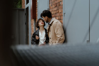 «Negging»: Πώς να αναγνωρίσετε αυτή την τοξική τεχνική φλερτ;