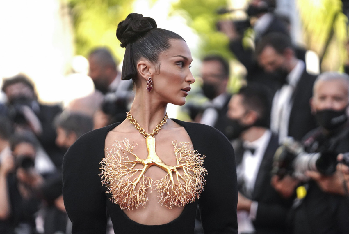 Η Matcha-Chic εμφάνιση της Bella Hadid είναι το ρετρό καλοκαιρινό look που θα θες να αντιγράψεις