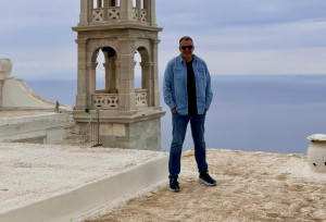 Γιώργος Λιάγκας: Ποζάρει με τη Μαρία Αντωνά στη Μύκονο αλλά κάπως... το παράκανε με την ΑΙ